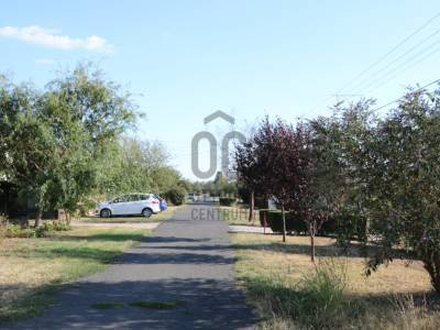 Elad&oacute; telek, T042172 Igal