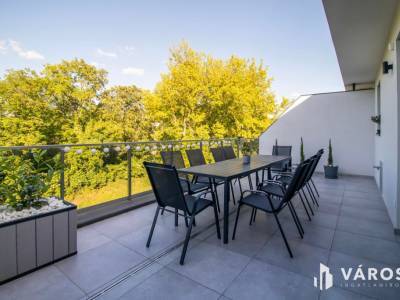 Kiad&oacute; luxus penthouse lak&aacute;s Velenc&eacute;n